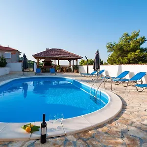  Villa Lavender With Pool And Wellness
